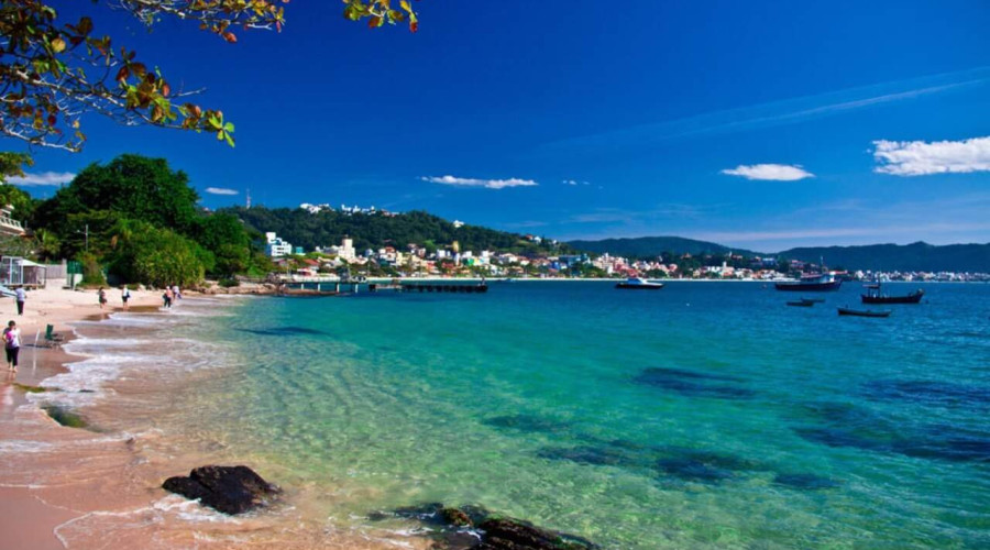 How many beaches are there in Bombinhas, Santa Catarina?